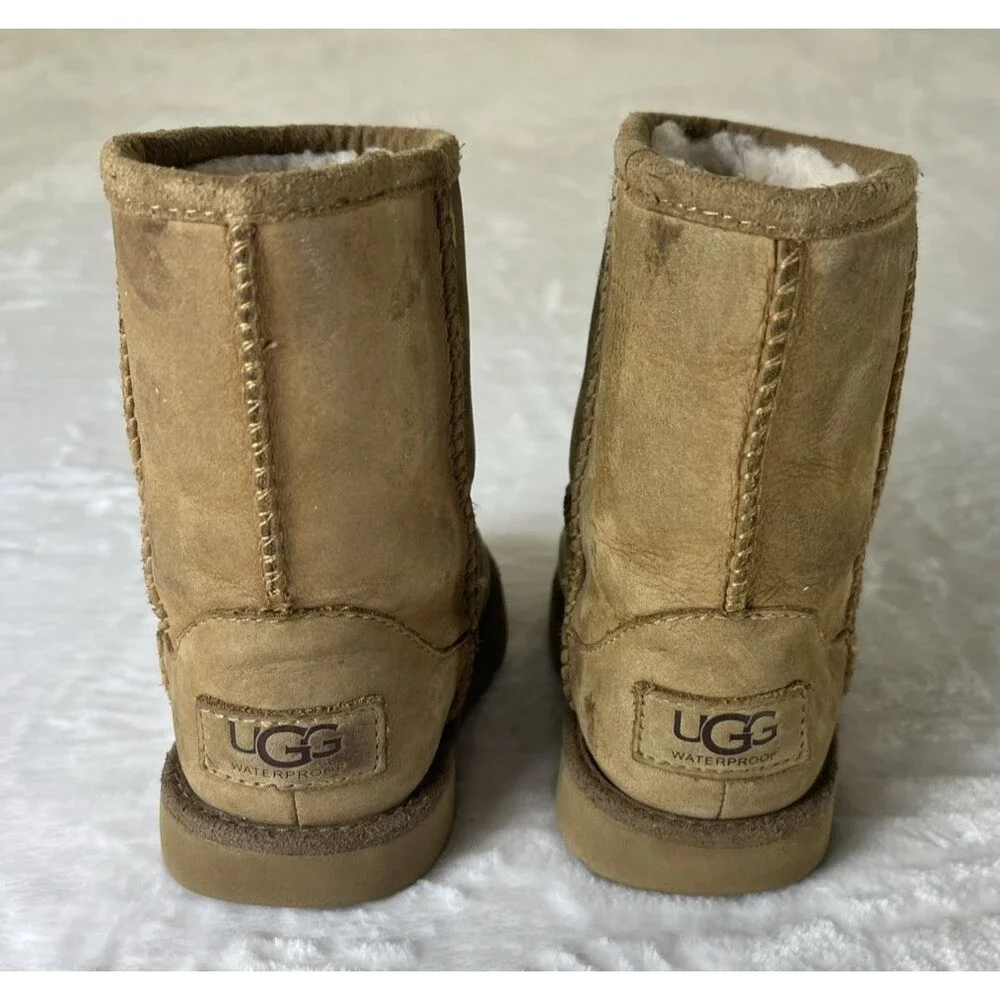 UGG Classic Little Girls Boots Tan Brown Shearling Lined Size 8